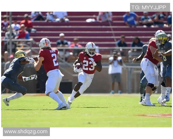 铁血激情足球球星猛男驰骋绿茵场展现力量与速度魅力